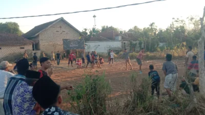Pemuda Lembung Barat Sumenep Bangun Kekompakan Lewat Pertandingan Persahabatan Kasti