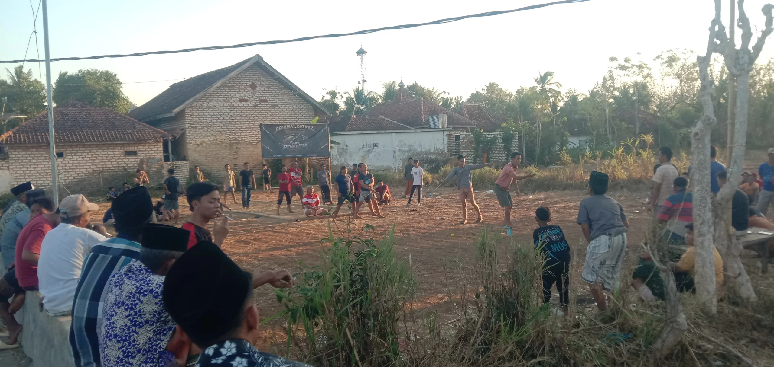 Pemuda Lembung Barat Sumenep mengikuti pertandingan persahabatan kasti