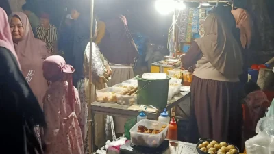 PKL berjualan saat pengajian Maulid Nabi di Giligenting Sumenep