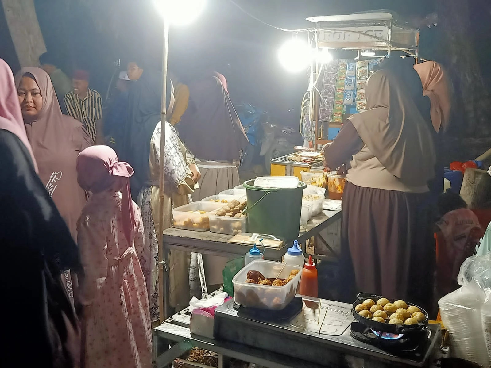 PKL berjualan saat pengajian Maulid Nabi di Giligenting Sumenep