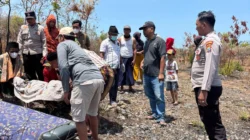 Petugas menangani penemuan perempuan meninggal di tegal Desa Lobuk Sumenep