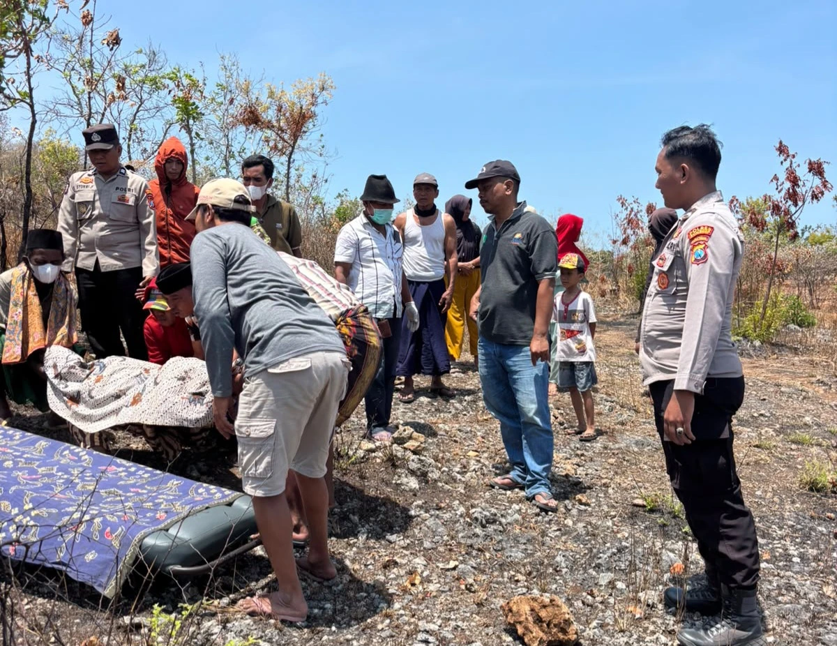 Petugas menangani penemuan perempuan meninggal di tegal Desa Lobuk Sumenep