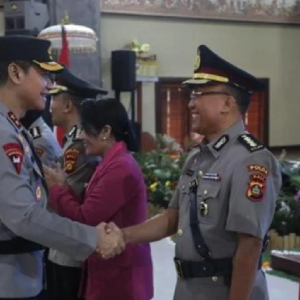 Kapolda Bali Daniel Adityajaya memimpin sertijab dua PJU Polda Bali