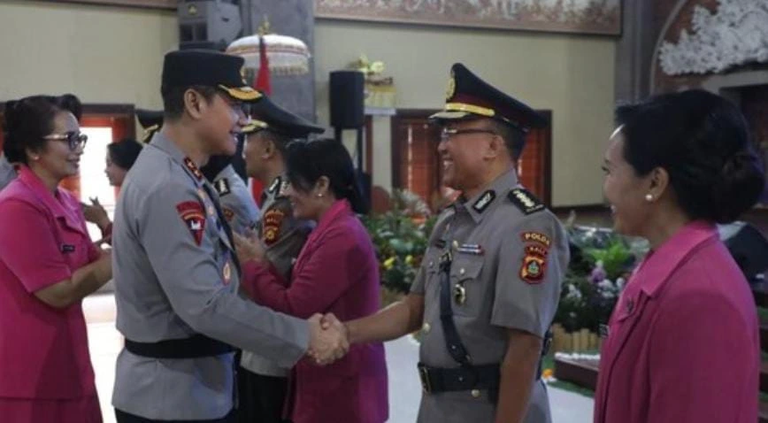 Kapolda Bali Daniel Adityajaya memimpin sertijab dua PJU Polda Bali