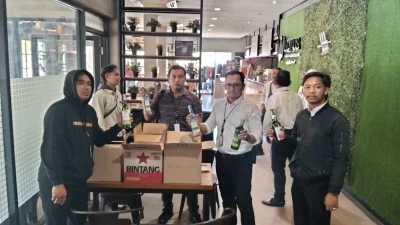 Barang bukti 48 botol minuman beralkohol hasil razia Satresnarkoba Polresta Sumenep