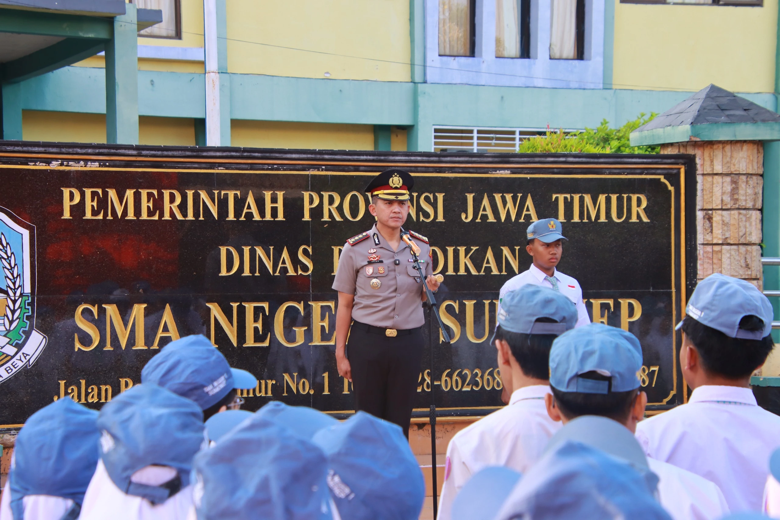 Kapolresta Sumenep Ariek Indra Sentanu pimpin upacara di SMAN 1 Sumenep