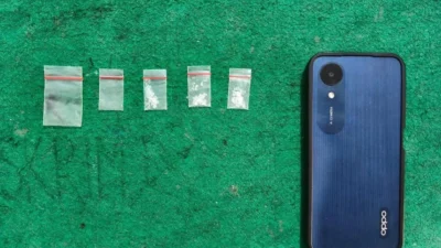 Polsek Kangean mengamankan pria 47 tahun terkait dugaan penyalahgunaan sabu. Polisi menyita 0,32 gram sabu dan satu ponsel