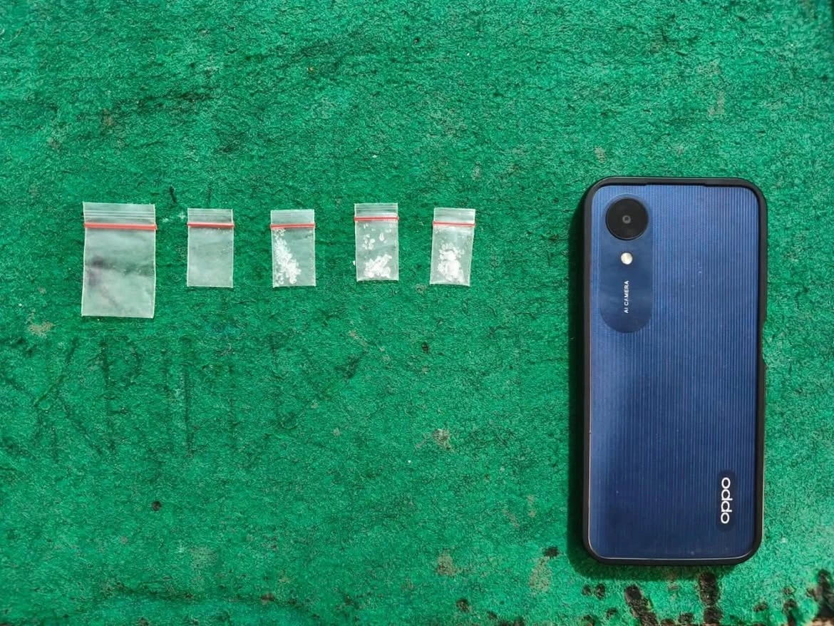 Polsek Kangean mengamankan pria 47 tahun terkait dugaan penyalahgunaan sabu. Polisi menyita 0,32 gram sabu dan satu ponsel