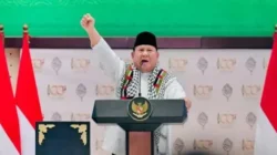 Prabowo menerima keffiyeh dari Duta Besar Palestina saat 100 Tahun Gontor di Ponorogo