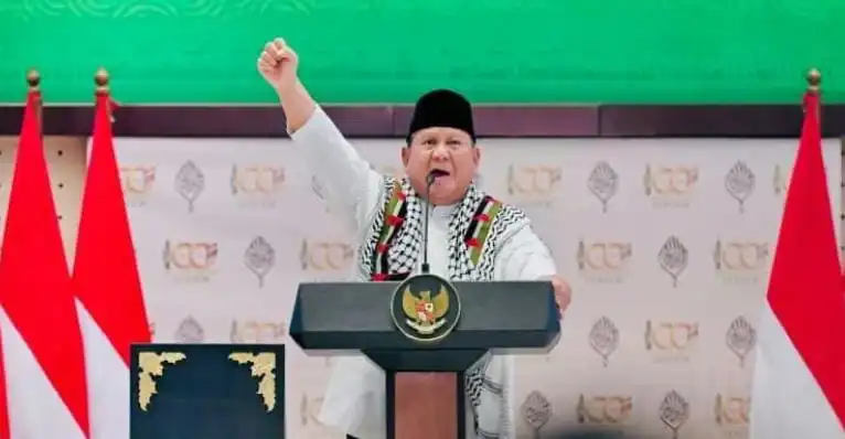 Prabowo menerima keffiyeh dari Duta Besar Palestina saat 100 Tahun Gontor di Ponorogo