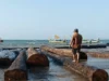 Ratusan Kayu Ulin Terdampar di Pantai Dungkek Sumenep, Berlabel Kementerian Kehutanan