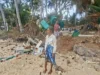 Usaha Sapu Serabut Kelapa Atmina Lenyap Dihantam Ratusan Gelondongan Kayu di Pesisir Sumenep