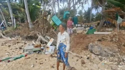 Atmina melihat tumpukan gelondongan kayu raksasa di pesisir Sumenep