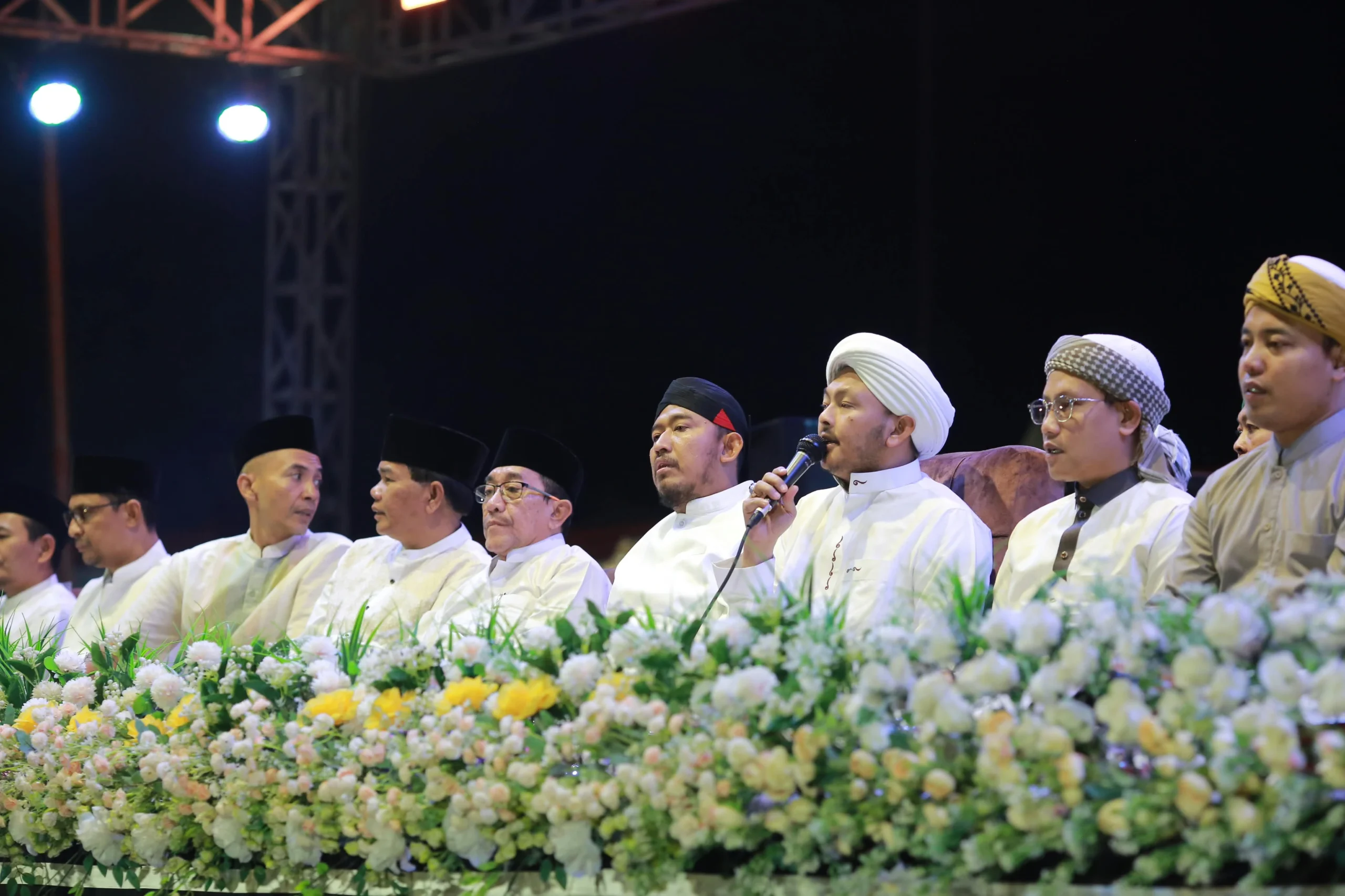 Ribuan ASN dan warga mengikuti Madura Berselawat di GOR A Yani Pangligur Sumenep