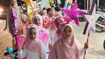 Siswa SDN Parsanga 1 Sumenep mengikuti pawai Maulid Nabi 1448 H