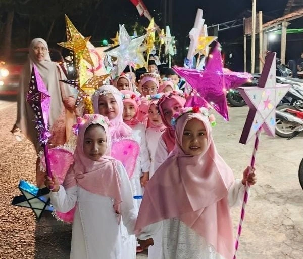Siswa SDN Parsanga 1 Sumenep mengikuti pawai Maulid Nabi 1448 H
