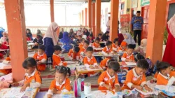 Puluhan anak mengikuti lomba mewarnai Rokat Desa Pakamban Laok