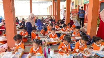 Puluhan anak mengikuti lomba mewarnai Rokat Desa Pakamban Laok