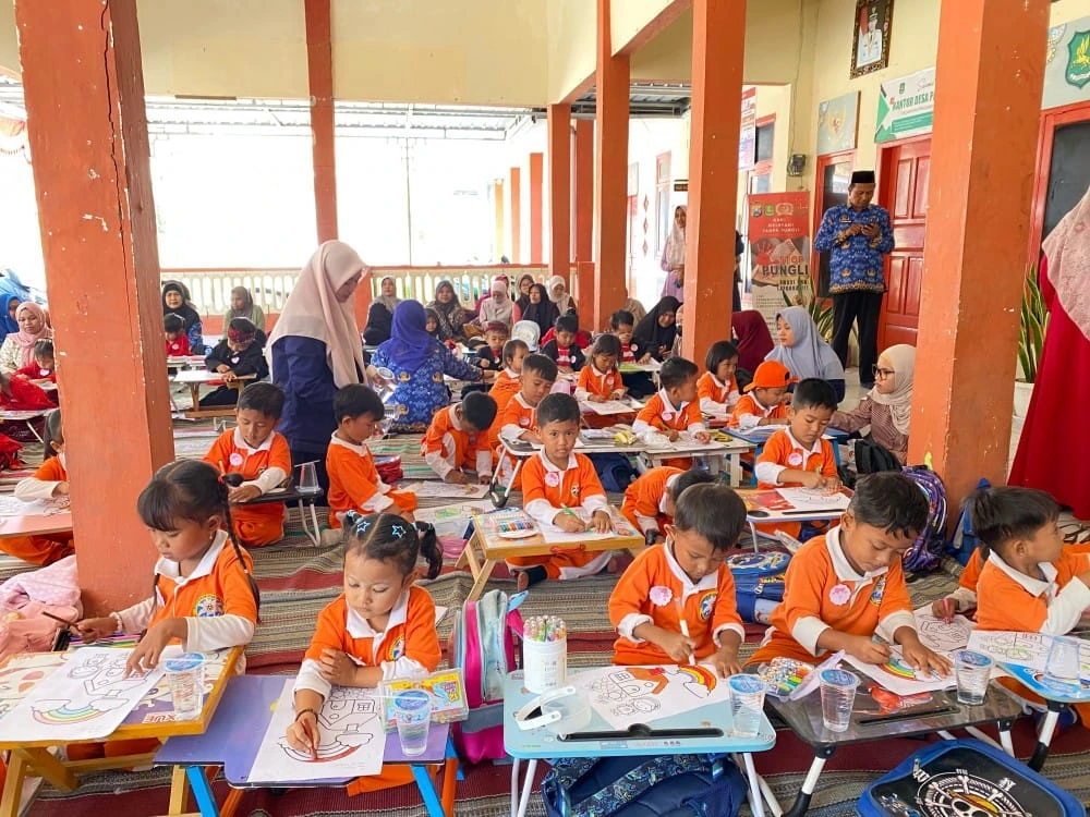 Puluhan anak mengikuti lomba mewarnai Rokat Desa Pakamban Laok