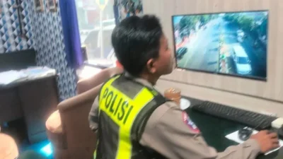 Satlantas Polresta Sumenep memantau arus lalu lintas melalui TMC