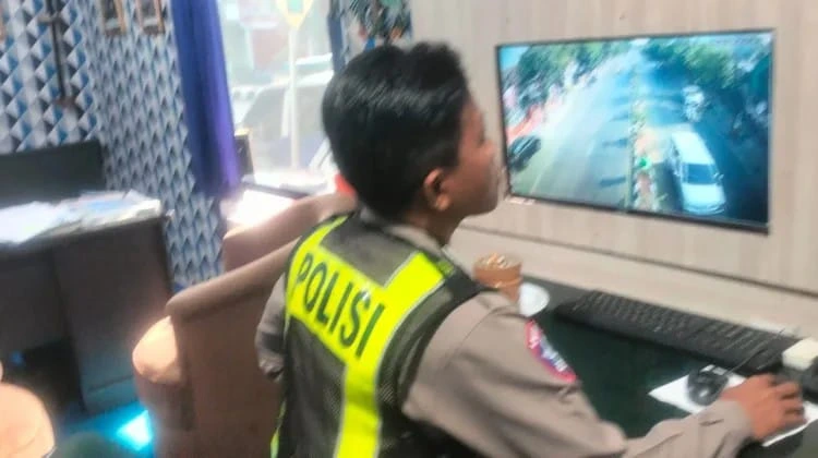Satlantas Polresta Sumenep memantau arus lalu lintas melalui TMC