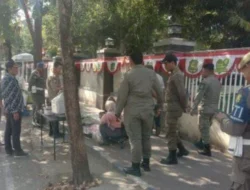 Satpol PP Sumenep Tertibkan PKL di Depan RSUD dr. H. Moh. Anwar