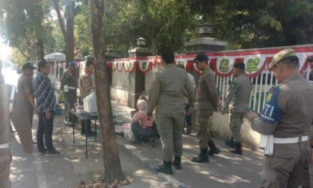 Satpol PP Sumenep menertibkan PKL di depan RSUD dr. H. Moh. Anwar