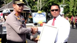 Kapolres Sampang menyerahkan penghargaan kepada personel Satresnarkoba atas prestasi penanganan narkoba