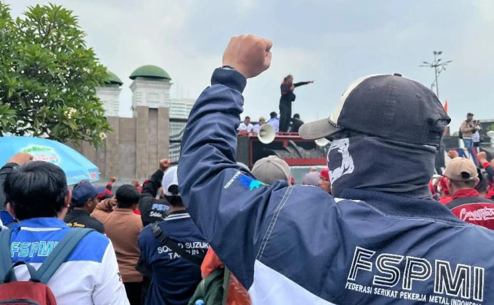 Buruh FSPMI Jatim bersiap menggelar demonstrasi di DPRD Jatim dan Kantor Gubernur Jatim