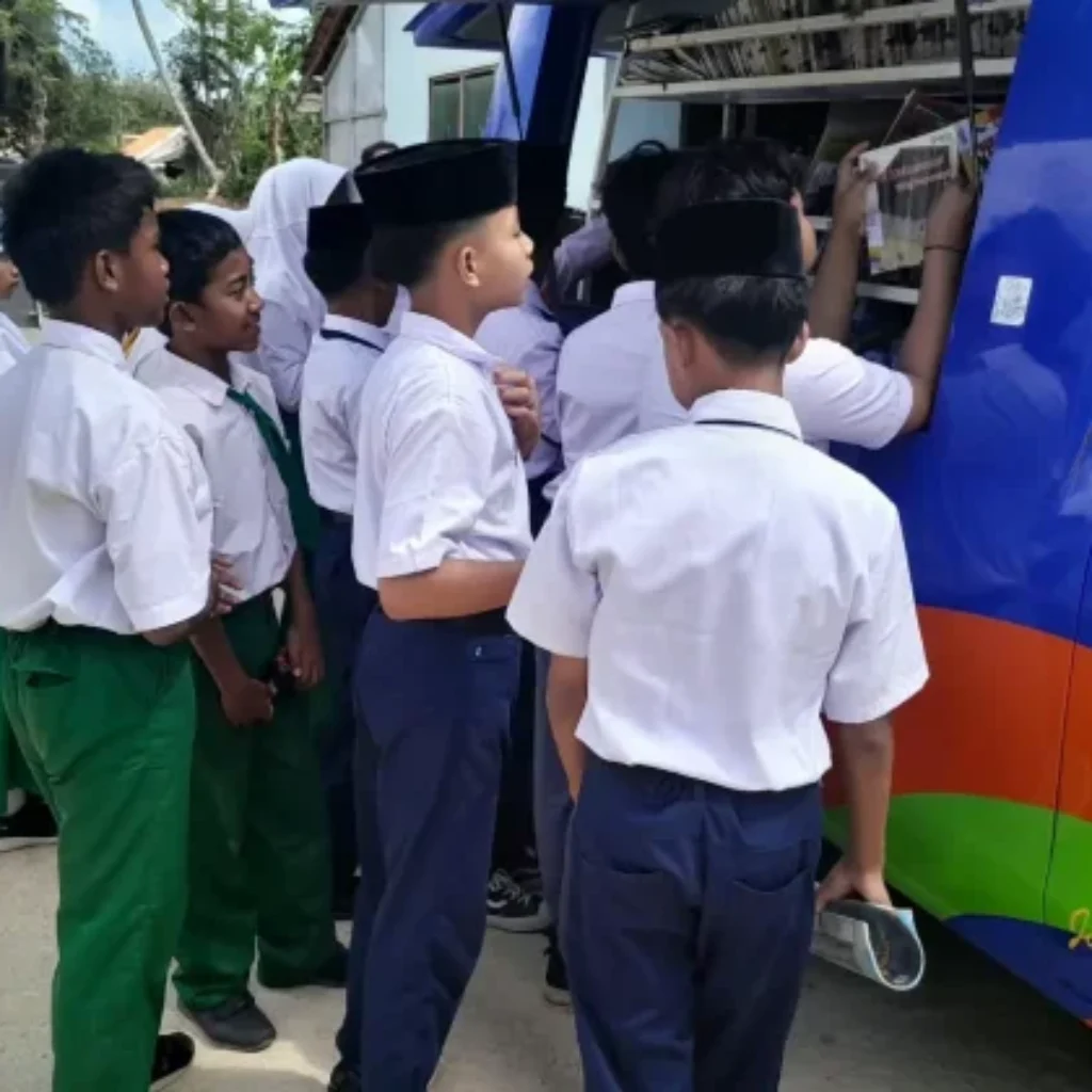 Siswa MTs Nurul Islam Sumenep memilih buku bacaan di mobil Perpusling Sumenep untuk meningkatkan minat baca dan literasi.
