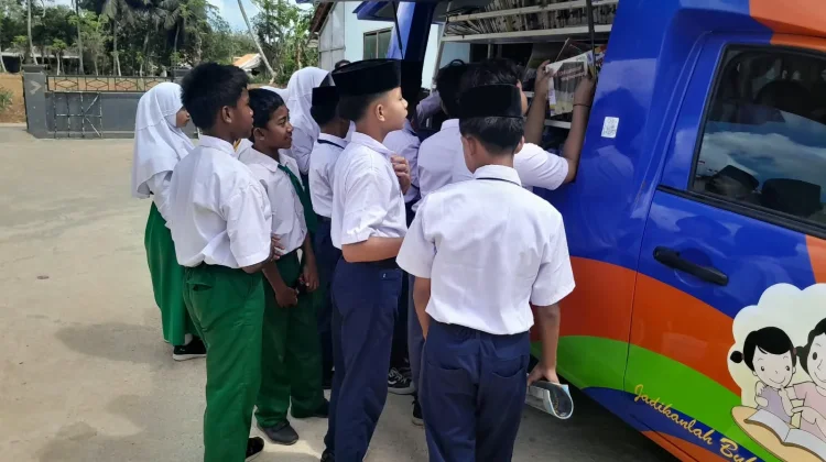 Siswa MTs Nurul Islam Sumenep memilih buku bacaan di mobil Perpusling Sumenep untuk meningkatkan minat baca dan literasi.