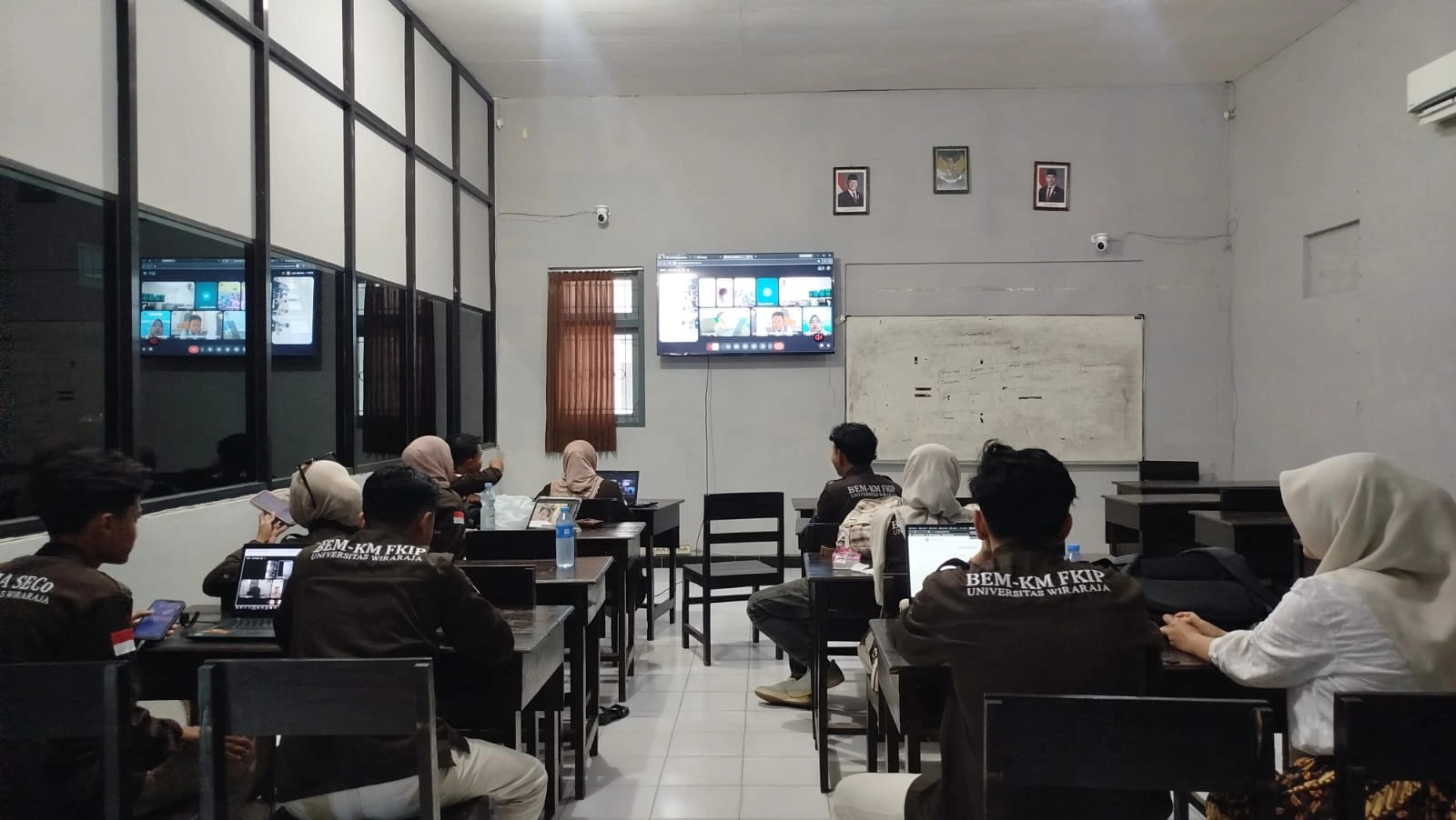Siswa Madura mengikuti Lomba AKS Universitas Wiraraja secara daring