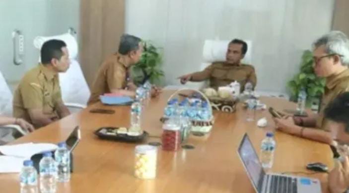 Bupati Bangkalan Lukman Hakim memimpin rapat penanganan stunting