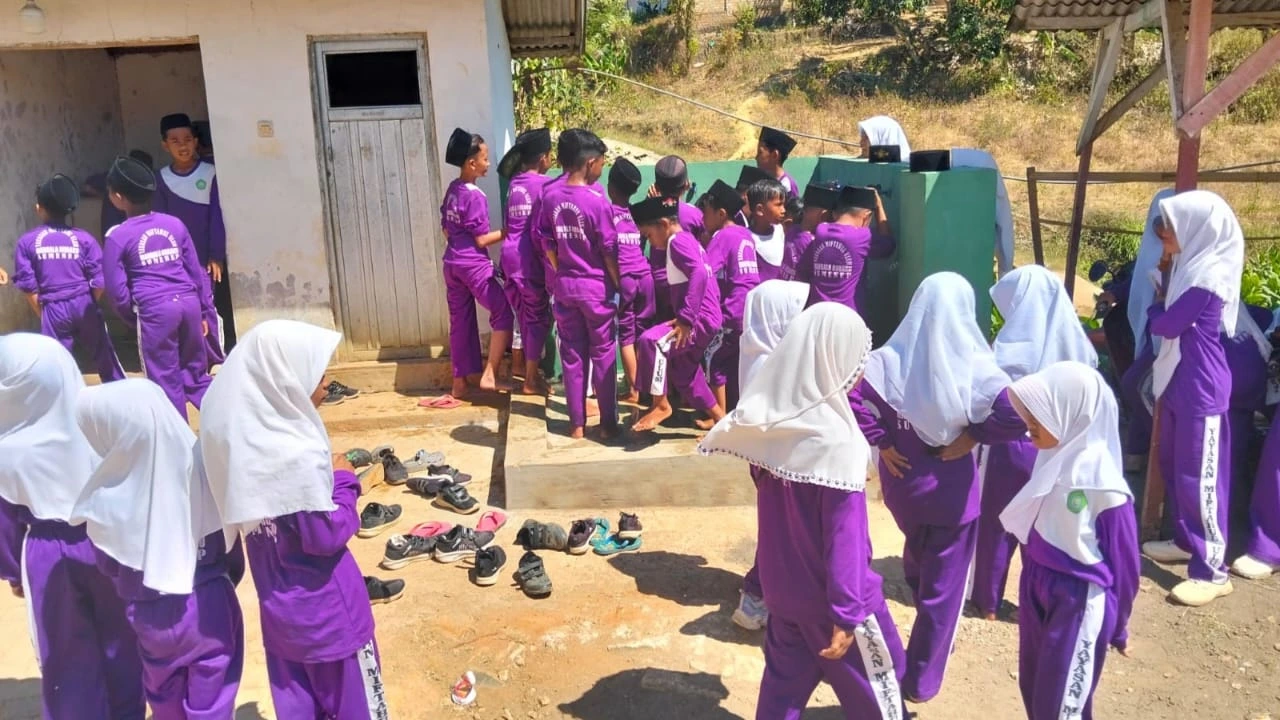 Sumur bor Bakti TNI AD di Ponpes Miftahul Ulum Sumenep