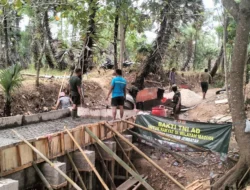 TNI dan Warga Kebangkitan Jembatan Beton di Laok Saba Sumenep