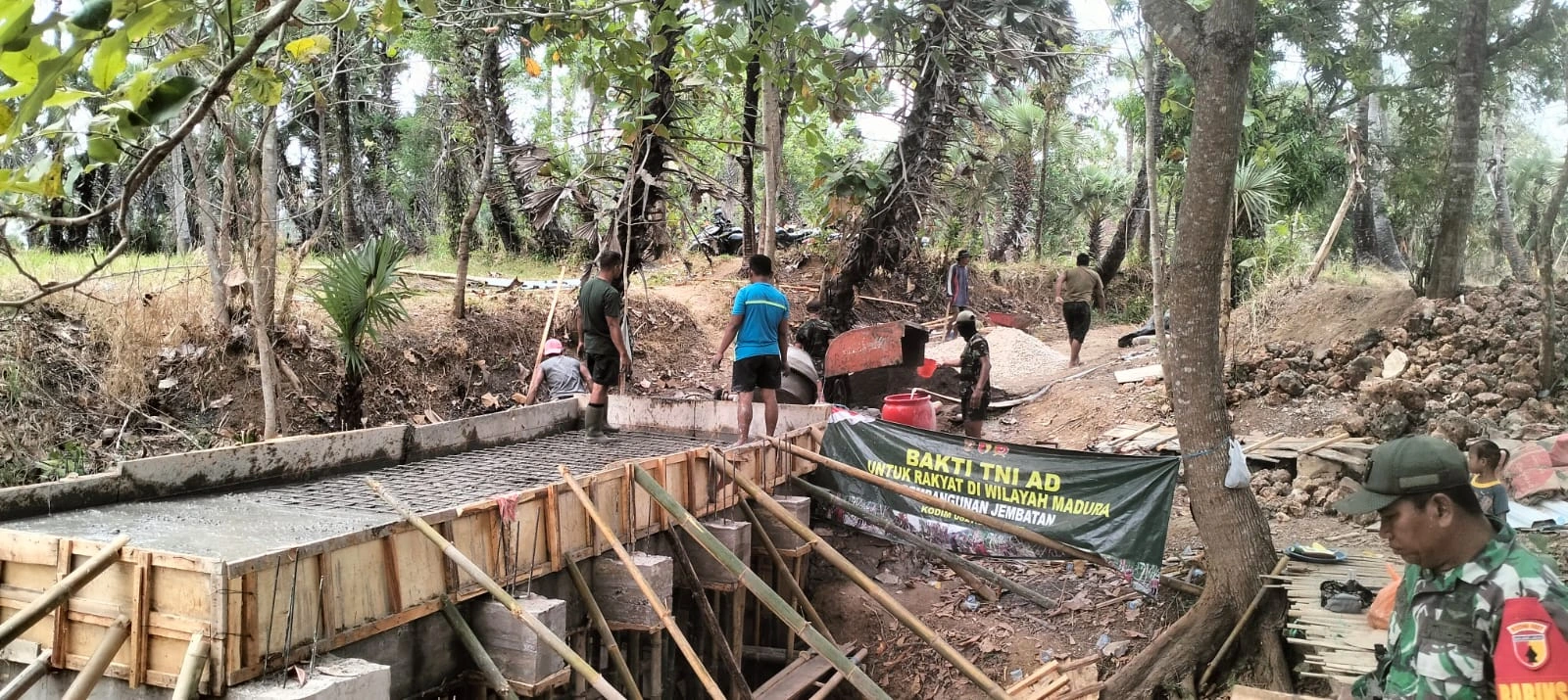 TNI dan warga mengecor Jembatan Beton Laok Saba Sumenep