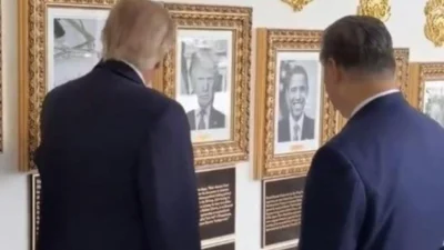 Donald Trump menunjukkan foto autopen Biden kepada Xi Jinping di Gedung Putih