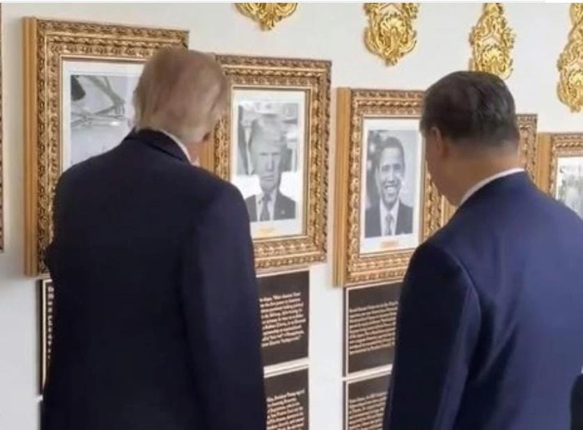 Donald Trump menunjukkan foto autopen Biden kepada Xi Jinping di Gedung Putih