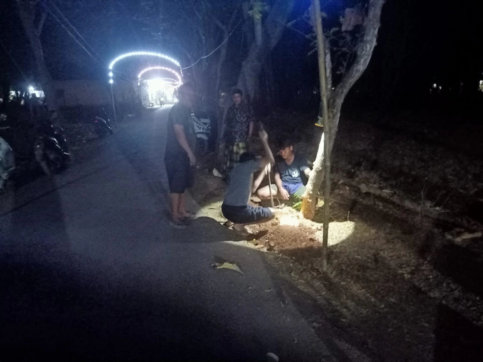 Warga Dusun Julung memasang 28 lampu jalan secara swadaya di Desa Galis, Giligenting, Sumenep