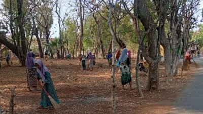 Warga Julung gotong royong bersihkan lingkungan jelang Rokat Kampong