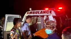 Petugas menangani penemuan jenazah pria di pantai Bluto Sumenep