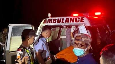 Petugas menangani penemuan jenazah pria di pantai Bluto Sumenep