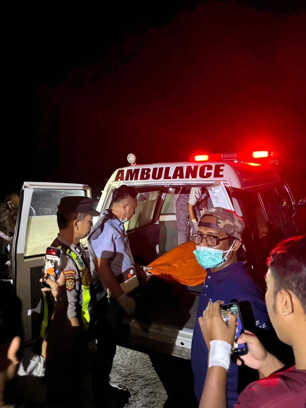 Petugas menangani penemuan jenazah pria di pantai Bluto Sumenep