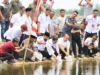 Pulihkan Tambak Pascabanjir, Pemkab Aceh Timur Tebar 4,2 Juta Benur Vaname