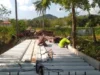 Babinsa dan Warga Lebeng Barat Gotong Royong Bangun Jembatan