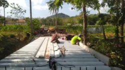 Babinsa dan Warga Lebeng Barat Gotong Royong Bangun Jembatan