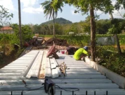 Babinsa dan Warga Lebeng Barat Gotong Royong Bangun Jembatan