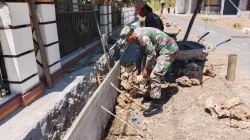 Babinsa Koramil 0827/21 Raas dan Warga Bangun Saluran Air di Desa Brakas