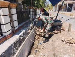 Babinsa Koramil 0827/21 Raas dan Warga Bangun Saluran Air di Desa Brakas