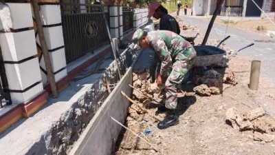 Babinsa dan warga membangun saluran air di Desa Brakas Sumenep